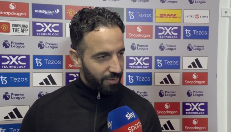 阿莫林：我被曼聯(lián)聘請就是因?yàn)槲业淖闱蚶砟?，我不會改變我的想? /></p><p>12月31日訊 在曼聯(lián)對陣紐卡的英超聯(lián)賽之前，曼聯(lián)主帥阿莫林接受了天空體育的賽前瞬采。</p><p>他說：“我在努力適應(yīng)以贏下比賽。我會做到這一點(diǎn)的，因?yàn)橼A比賽真的特別重要，但是我不會停止傳播我的理念，因?yàn)檫@是我唯一知道的。”</p><p>“我被曼聯(lián)聘請就是因?yàn)槲业睦砟?，如果在?dāng)下這個困難時刻就改變想法，那對于任何教練來說都意味著完蛋了，我很清楚這一點(diǎn)?！?/p>            
                <div   id=