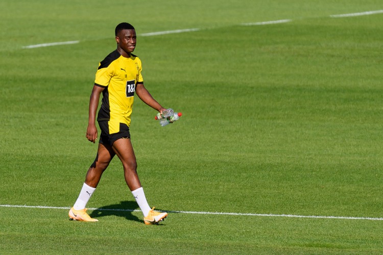 穆科科養(yǎng)父:多特高層里肯和凱爾都知道穆科科改小年齡的事