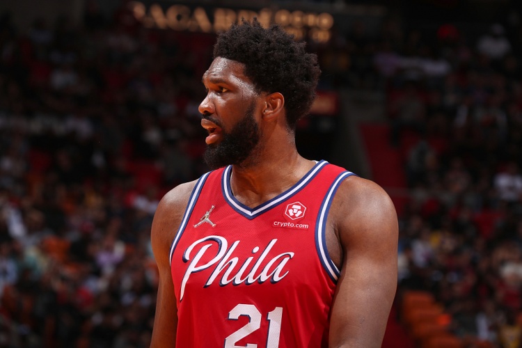 恩比德:我0罰球真的很瘋狂 對(duì)手一直突破分球 我們也該這樣做