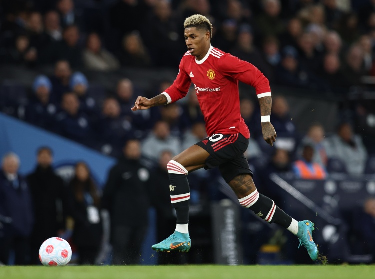 外媒：阿莫林計(jì)劃讓拉什福德在343陣型踢9號，找機(jī)會打?qū)Ψ缴砗? /></p><p>11月15日訊 來自GIVEMESPORT的消息稱，阿莫林準(zhǔn)備給拉什福德一個機(jī)會，讓他在曼聯(lián)的3-4-3陣型中扮演9號，試圖讓他融入球隊(duì)。</p><p>這位葡萄牙教練于11月11日正式接任主教練，阿莫林帶著巨大的期望來到老特拉福德，他習(xí)慣使用3-4-3陣型，在傳統(tǒng)的9號后面加了兩個10號球員，這讓人們懷疑27歲的拉什福德在經(jīng)歷了18個月的糟糕表現(xiàn)后，能否適應(yīng)球隊(duì)新戰(zhàn)術(shù)。</p><p>一些球迷和權(quán)威人士想知道拉什福德是否可以在阿莫林以進(jìn)攻風(fēng)格而出名的情況下?lián)芜吢非騿T。但是熟悉阿莫林思維方式的內(nèi)部人士向GIVEMESPORT表示，如果他嘗試讓拉什福德出任中鋒，而不是作為中場或邊后衛(wèi)之一，這并不會令人驚訝。人們相信，新主教練將會在防守轉(zhuǎn)換時(shí)尋找進(jìn)攻機(jī)會和對方防線后的空間，而這些正是拉什福德所擁有的特征，可以幫助他重新找回最佳狀態(tài)。</p><p>目前，霍伊倫和齊爾克澤是球隊(duì)的傳統(tǒng)前鋒選擇，但本賽季到目前為止，他們都沒有表現(xiàn)得特別好。曼聯(lián)迫切希望拉什福德能恢復(fù)狀態(tài)，曼聯(lián)在2023年夏天給了他一份周薪37.5萬英鎊的新合同。但是上個賽季，他在各項(xiàng)賽事中只進(jìn)了8個球。本賽季他一直在與加納喬爭奪一個邊路位置，本賽季拉什福德出場18次，打進(jìn)4球，助攻3次。</p>            
                <div   id=