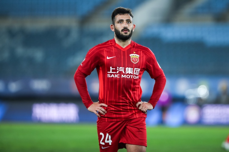 記者質(zhì)疑裁判：李昂染紅前，巴爾加斯被身后放倒居然沒吹犯規(guī)