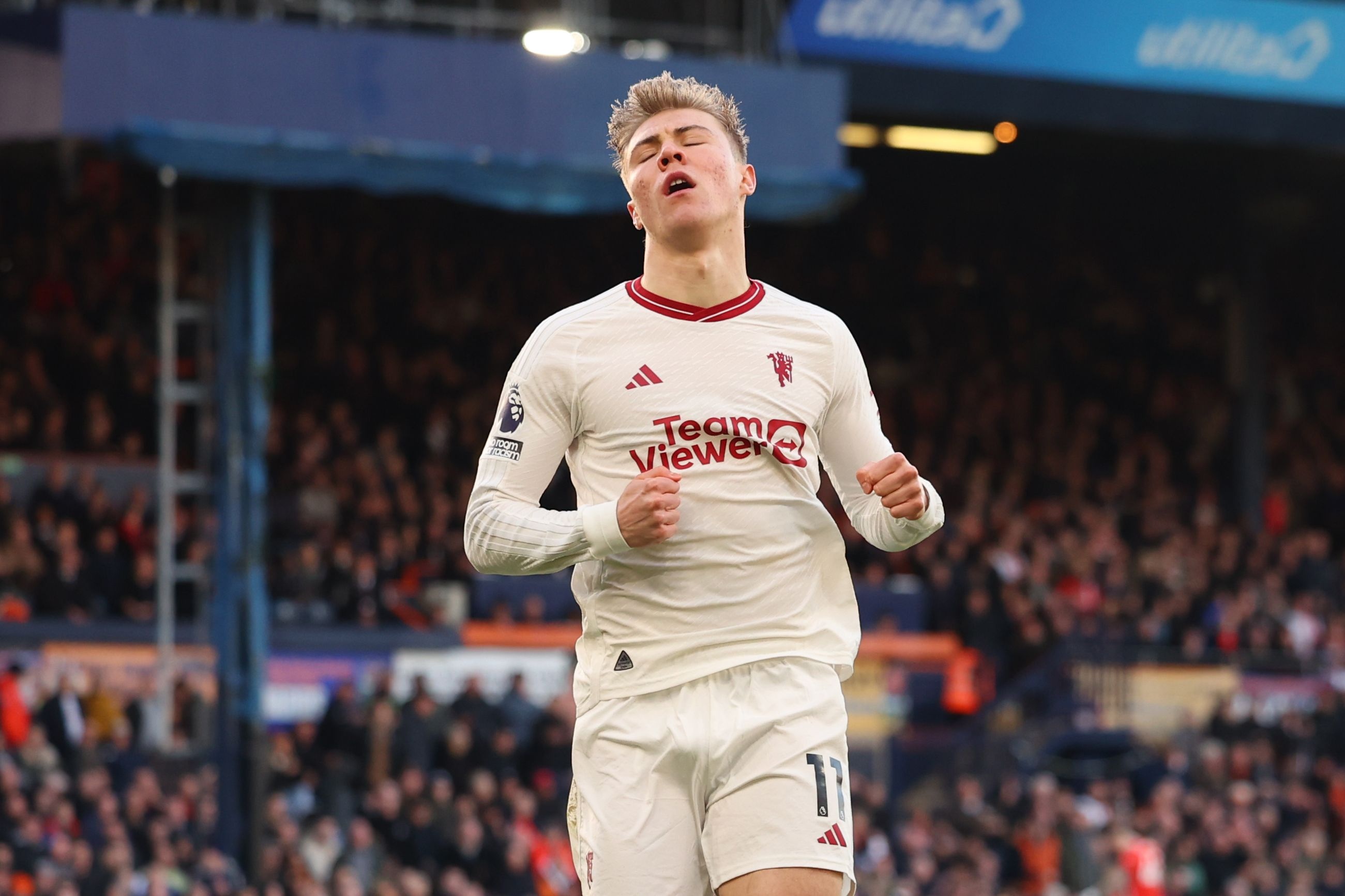 貝巴：霍伊倫和齊爾克澤的表現(xiàn)令人尷尬，約克雷斯或?qū)⑷〈麄? /></p><p>11月5日訊 據(jù)英媒《METRO》報(bào)道，貝爾巴托夫在接受采訪時(shí)表示，霍伊倫和齊爾克澤的表現(xiàn)令人感到尷尬。</p><p>霍伊倫自上賽季從亞特蘭大轉(zhuǎn)會(huì)加盟以來(lái)，狀態(tài)一直起起伏伏。自9月下旬傷愈復(fù)出以來(lái)，他只在10場(chǎng)比賽中進(jìn)了2個(gè)球。與此同時(shí)，齊爾克澤自從在對(duì)陣富勒姆的首秀中進(jìn)球之后，就再也沒(méi)能夠收獲進(jìn)球，他們的表現(xiàn)都不能夠令人滿意。</p><p>在談及這點(diǎn)時(shí)，貝爾巴托夫表示：“約克雷斯目前狀態(tài)火熱，他正在不斷進(jìn)球。他和阿莫林的關(guān)系不錯(cuò)，所以我認(rèn)為我們有可能會(huì)看到他穿上曼聯(lián)的球衣。</p><p>“我們的前鋒目前沒(méi)有進(jìn)球，我們?cè)谟⒊倪M(jìn)球數(shù)排名榜上排在第十八位，這對(duì)于曼聯(lián)這樣的俱樂(lè)部來(lái)說(shuō)有些尷尬。所以，我希望能夠看到這一情況得到改善?！?/p>            
                <div   id=