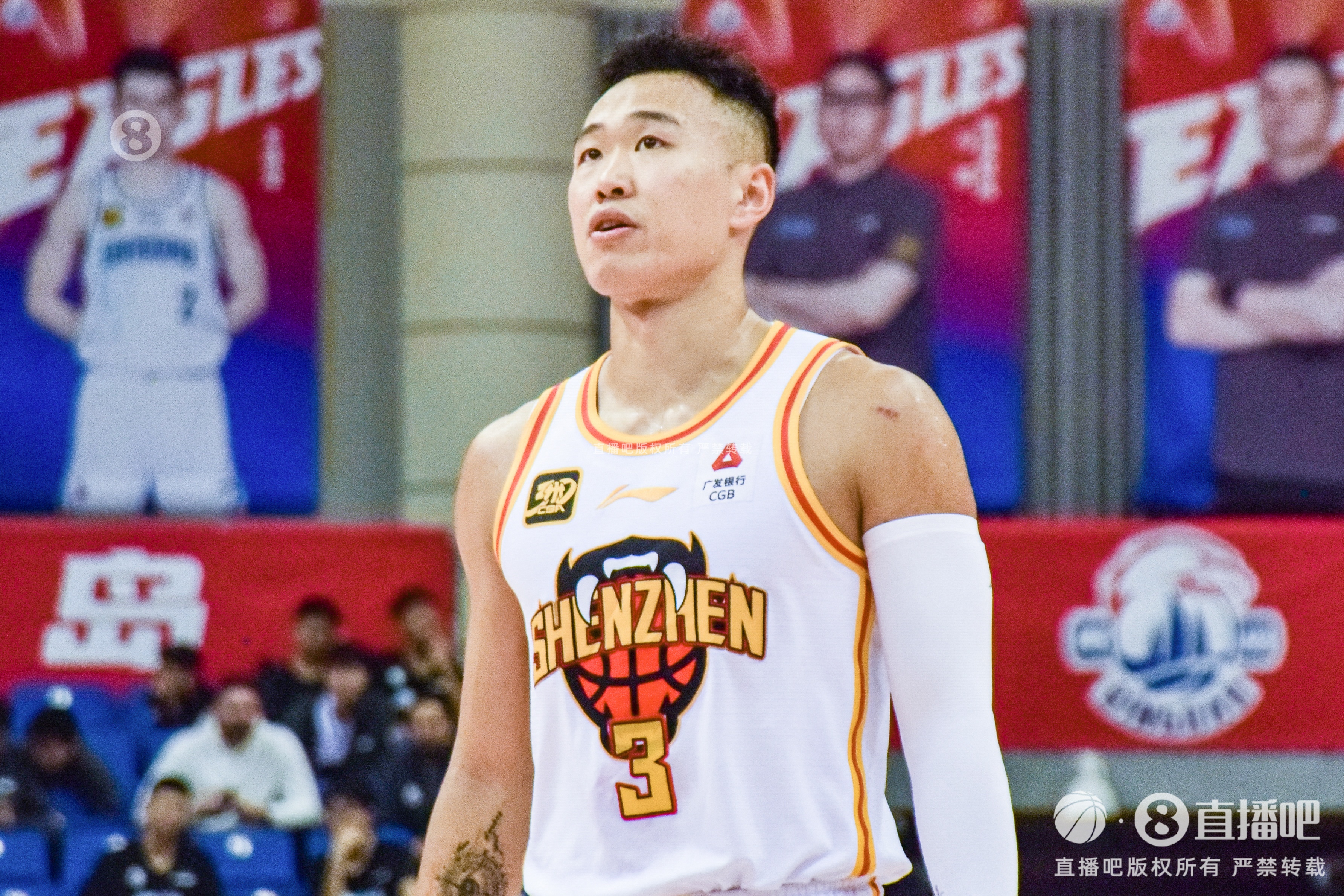 下半場(chǎng)沒(méi)給打！賀希寧14分鐘3中0無(wú)得分 僅拿3籃板